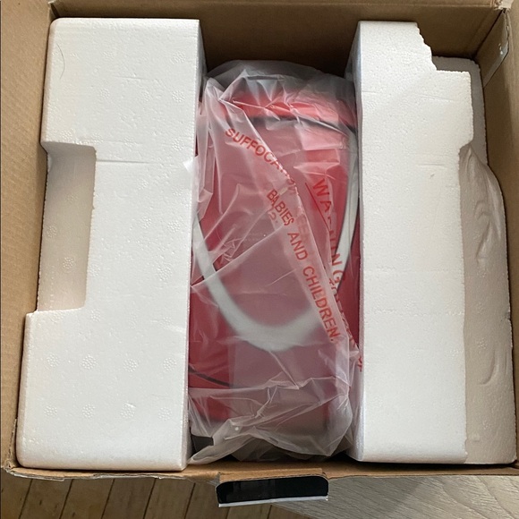 Toshiba Red Boombox with CD and FM/AM Radio - Picture 3 of 4